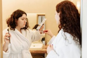 https://www.pexels.com/photo/woman-in-white-long-sleeve-shirt-holding-white-smartphone-6960028/
